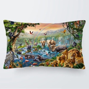 Detalle del vibrante estampado de animales en una funda de cojín rectangular de 30x50cm