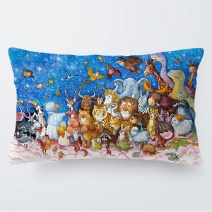 Detalle de funda de almohada 30x50cm con elefante africano y animales dibujados a mano