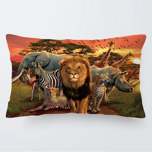 Primer plano del estampado de fauna africana con león y elefante en funda de almohada suave