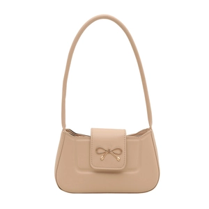 Sac baguette beige minimaliste avec nœud métallique élégant et bandoulière fine