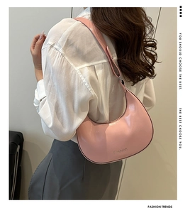 Sac bandoulière rose en cuir PU brillant porté par un mannequin en vue de l'arrière