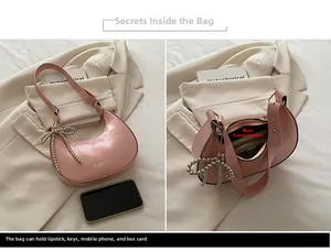 Vue détaillée du sac demi-lune rose avec nœud en perles et rangement intérieur spacieux