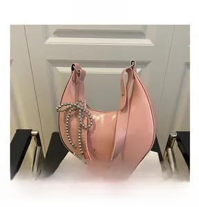 Sac hobo rose avec imprimé Fashion et détail de breloque papillon en perles argentées
