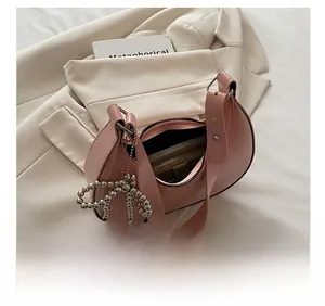 Vue intérieure montrant la grande capacité du sac à main en similicuir rose