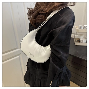 Détail du sac bandoulière croissant en cuir blanc avec imprimé Fashion sur un mannequin