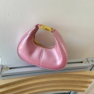Sac baguette en cuir verni rose en forme de demi-lune avec boucle en métal doré chic