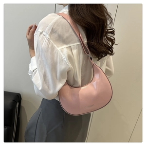 Sac croissant rose brillant avec lettrage Fashion porté à l'épaule par un mannequin