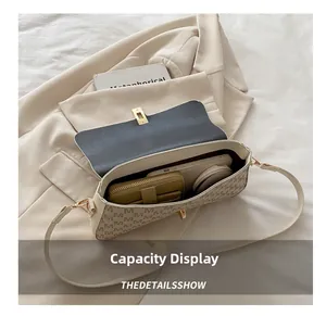 Vue intérieure montrant la grande capacité et le cuir beige de ce sac à bandoulière