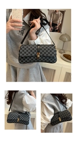 Détail du sac baguette monogramme noir avec boucle dorée et vue de la bandoulière chic