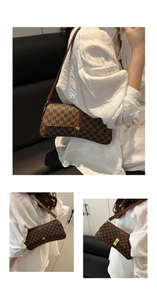Détail d'un sac à bandoulière marron rétro avec motif 'M' et boucle en métal doré
