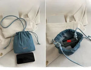 Vista dettagliata dell'interno della borsa a secchiello in denim per cellulare