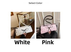 Détails du tissu gaufré à pois avec nœuds et pendentifs en cœur sur les sacs