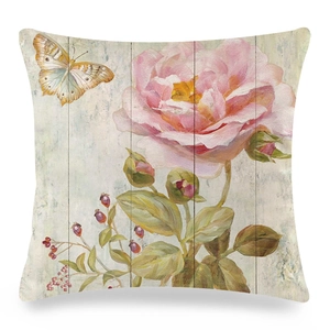 Detail van artistieke roze roos en vlinderprint op de zijdeachtige kussenhoes