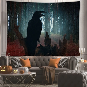 Arazzo gotico di Halloween con un corvo nero in una foresta oscura e nebbiosa