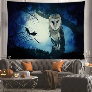 Arazzo di Halloween con gufo e luna appeso sopra un divano in un ambiente domestico