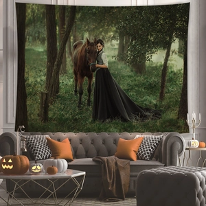 Halloween ταπετσαρία δάσους με βικτοριανή γυναίκα και άλογο πάνω από γκρι καναπέ