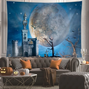 Arazzo di Halloween con luna piena e castello appeso in un soggiorno con decoro festivo
