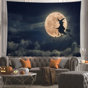 Dettaglio dell'arazzo di Halloween con luna e strega sopra un divano grigio