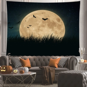 Dettaglio dell'arazzo di Halloween con luna usato come decorazione murale dietro un divano