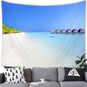 Vue détaillée d'une tapisserie de plage suspendue au-dessus d'un canapé moderne décor