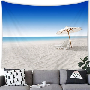 Détail d'une tapisserie de plage tropicale bleue avec sable et parasols au-dessus d'un canapé