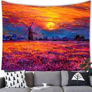 Detalle de tapiz de pintura al óleo con molino y campos de lavanda sobre un sofá