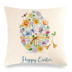Dettaglio della federa pasquale in lino con design a uovo floreale e scritta Happy Easter
