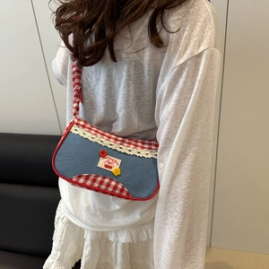 Sac à épaule en vichy rouge et denim avec bordure en dentelle et patch de cerise