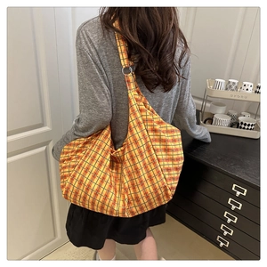 Mannequin portant un grand sac cabas en toile à carreaux jaunes avec boucle en métal
