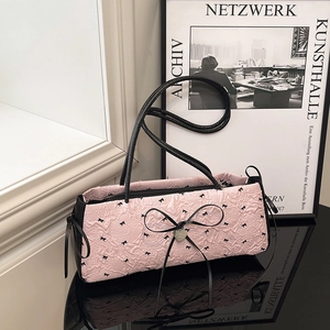 Sac sous le bras en seersucker rose avec imprimé nœud noir et pendentif en cœur