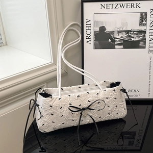 Sac sous le bras blanc à volants avec nœuds noirs et pendentif en forme de cœur