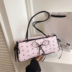 Sac sous le bras matelassé rose avec nœuds noirs et pendentif cœur
