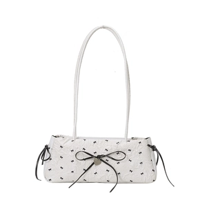 Sac sous le bras blanc à motifs nœuds noirs, tissu texturé et pendentif en forme de cœur