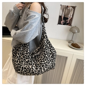 Détail d'un grand sac cabas en toile à imprimé léopard avec une texture douce et élégante