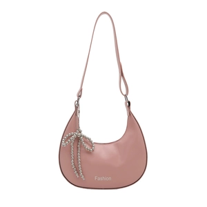 Sac hobo demi-lune rose avec charm nœud en perles argentées et bandoulière réglable