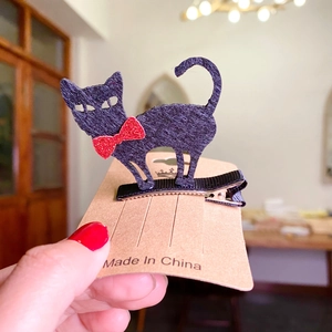 Creative Halloween felt cat hair clip with red glitter bow on a display card