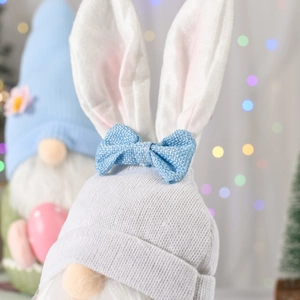 Dettaglio del gnomo di Pasqua con orecchie di coniglio, cappello a maglia e barba finta