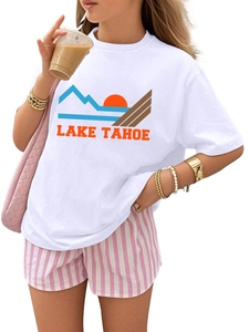 Detail eines weißen Lake Tahoe Baumwoll-T-Shirts mit buntem Berg-Grafikdruck