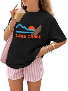 Detail eines schwarzen Lake Tahoe Oversize-Kinder-T-Shirts mit Berg- und Sonnenuntergang