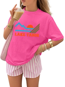 Detail eines pinkfarbenen Lake Tahoe T-Shirts mit orangefarbenem Schriftzug und Berggrafik