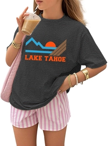 Detail von Kinder Lake Tahoe dunkelgrauem T-Shirt mit Retro-Bergdruck und Rundhals-Ausschnitt