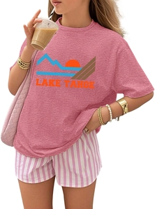 Detail von rosa Lake Tahoe Kinder-T-Shirt mit geometrischem Bergprint und Rundhals