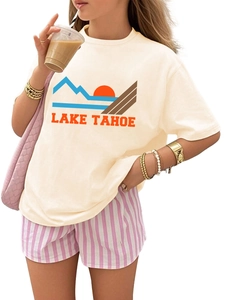 Detail von Kinder Lake Tahoe Grafik T-Shirt und gestreiften Shorts für den Sommer-Look