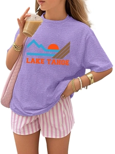 Detail des lila Lake Tahoe Grafik-T-Shirts mit lässigem Rundhalsausschnitt und Ärmeln