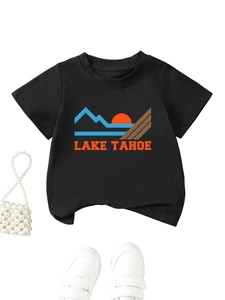 Flachbild-Kinder-T-Shirt in Schwarz mit Lake-Tahoe-Bergdruck und Zubehör auf Weiß