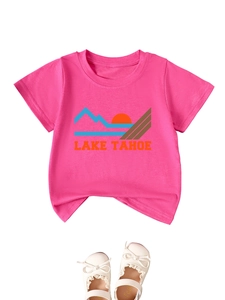 Flachbild von pinkem Lake Tahoe T-Shirt mit Retro-Bergprint und weißen Spitzenschuhen