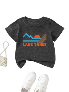 Detailliertes Flat Lay vom Kinder T-Shirt Lake Tahoe mit Bergdruck und weißen Sneakern