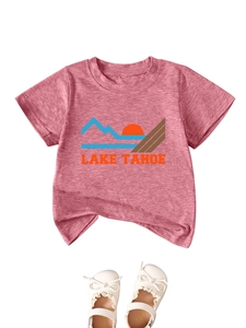 Detail eines Lake Tahoe Kinder-T-Shirts mit Bergdruck und weißen Kleinkinderschuhen
