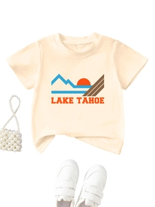 Detail eines Kinder Lake Tahoe T-Shirts mit Retro-Bergdruck und Rundhalsausschnitt