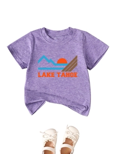 Flachliegendes lila Kinder T-Shirt mit Lake Tahoe Print und weißen Babyschuhen